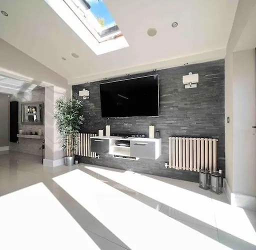 Stunning Home In Astley