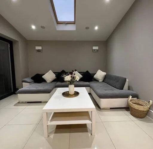 Stunning Home In Astley
