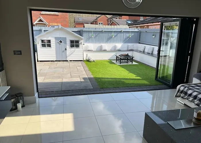Stunning Home In Astley