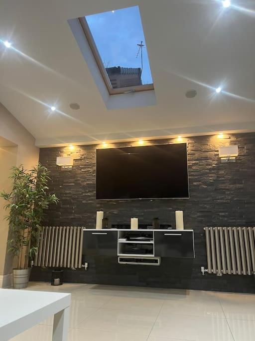 Stunning In Astley Holiday home *